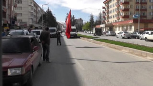 Üniformasını Giyip Türk Bayrağıyla 16 Nisan'a Kadar Sokaklarda Yürüyecek