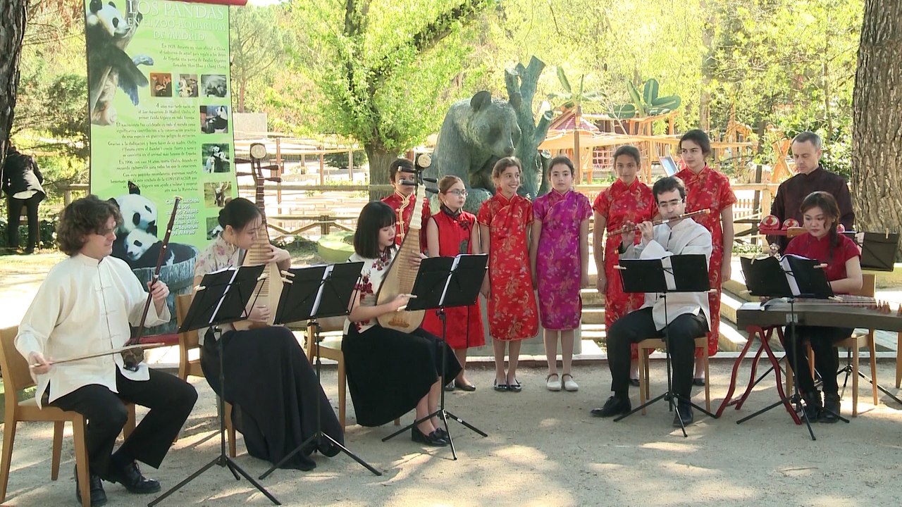 La Reina Sofía visita a Chulina, la primera panda del Zoo de Madrid