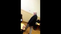 Un professeur réveille une élève avec une méthode qui scandalise la toile