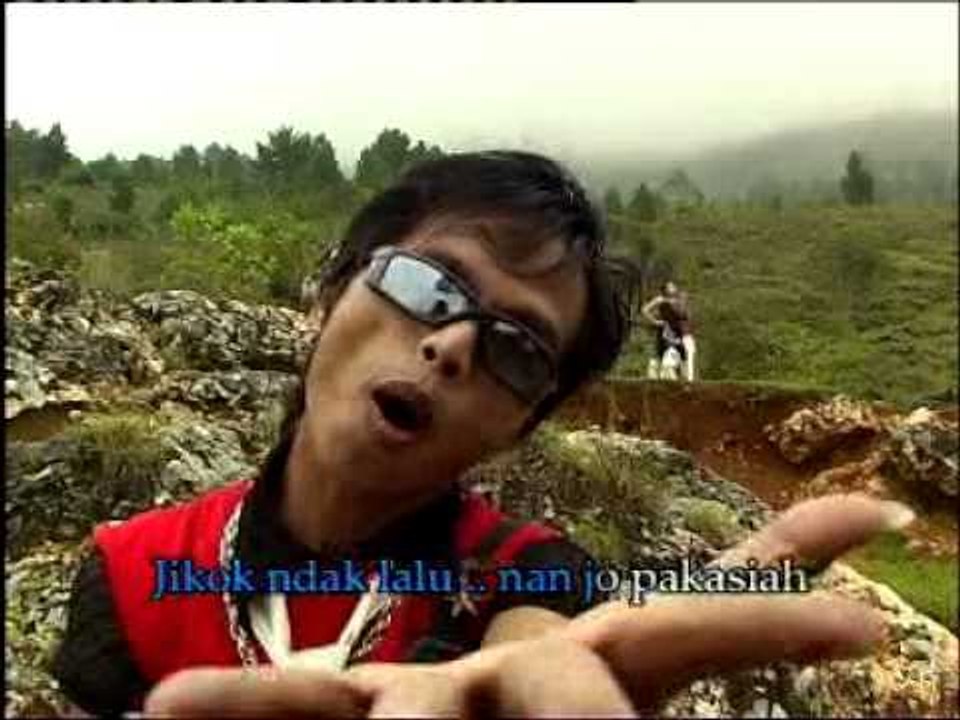 Mak Lepoh & Liza Tania - Gadih Inangan [Officia...