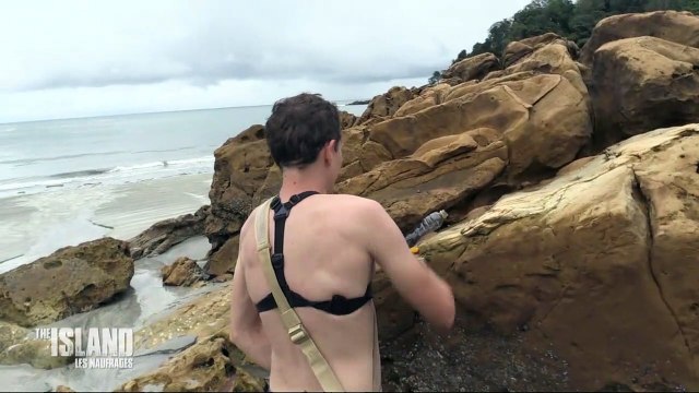 The Island: les naufragés boivent leur urine (vidéo jeanmarcmorandini.com)