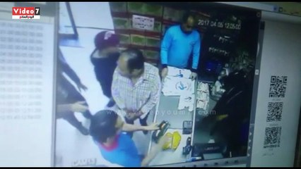 بالفيديو.. القبض على "حرامى تونة" بمجمع استهلاكى قبل جولة وزير التموين