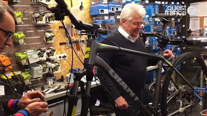 Philippe Grosvalet répare des vélos