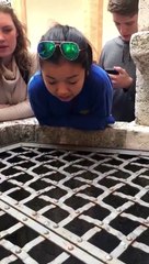 Rapariga canta “Hallelujah” para um poço