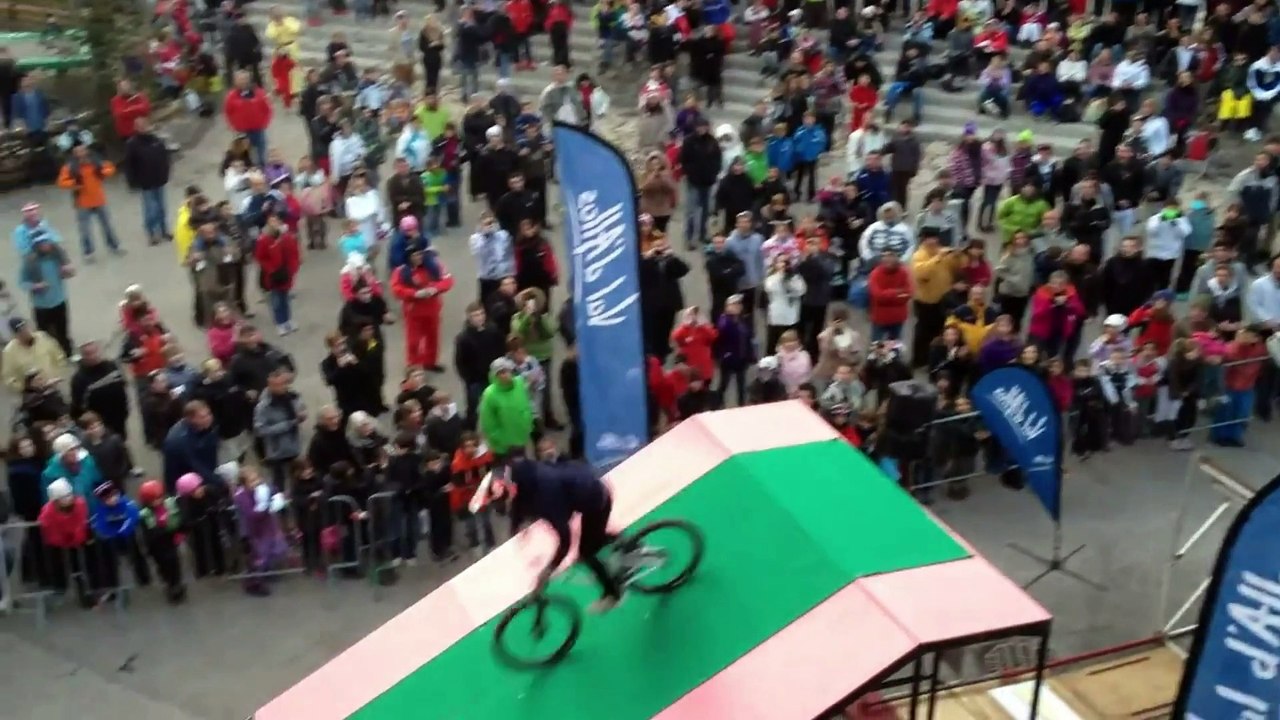 Evoride l'équipe de spectacle freestyle en vélo Bmx, Vtt, animation Airbag