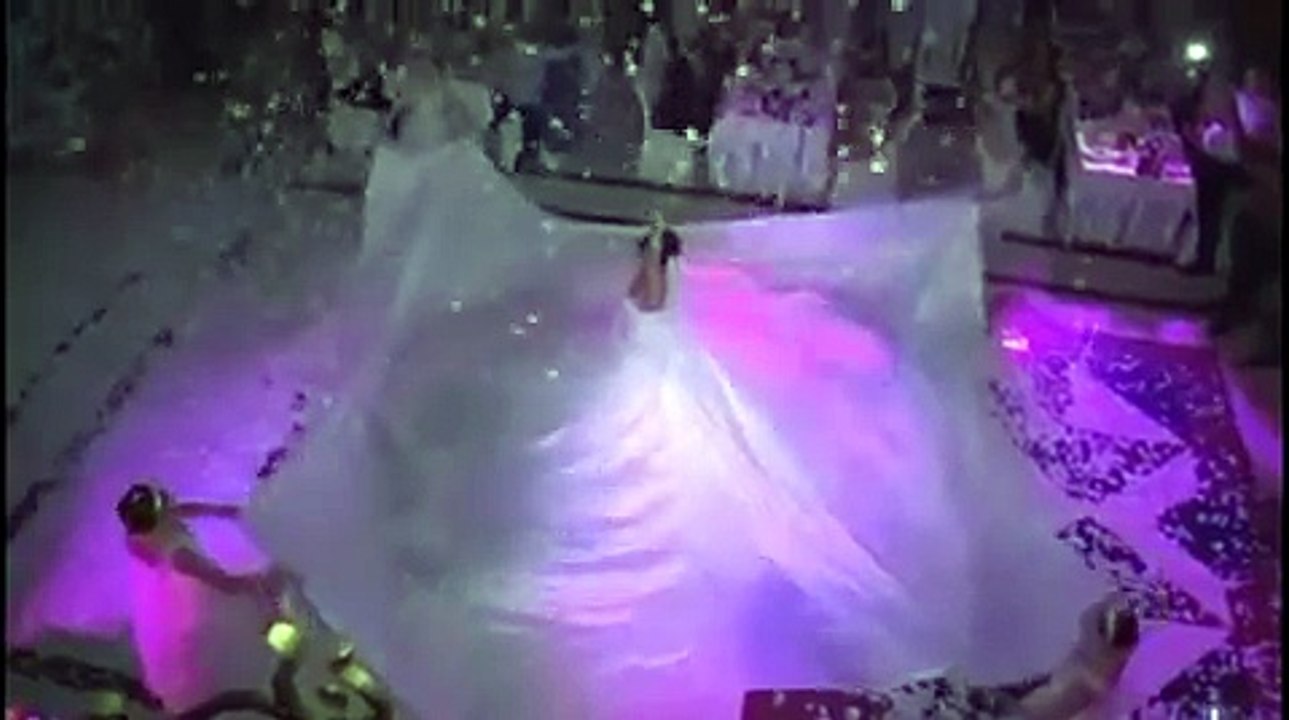 Gelinin Arkadaşları ile Yaptığı Muazzam Dans