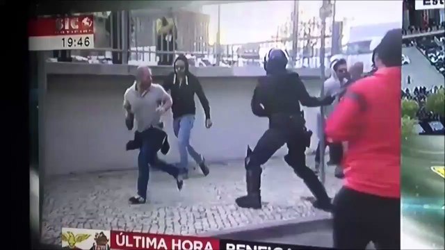 Ce flic portugais s'est pris pour un catcheur... regardez comment il stoppe un supporter