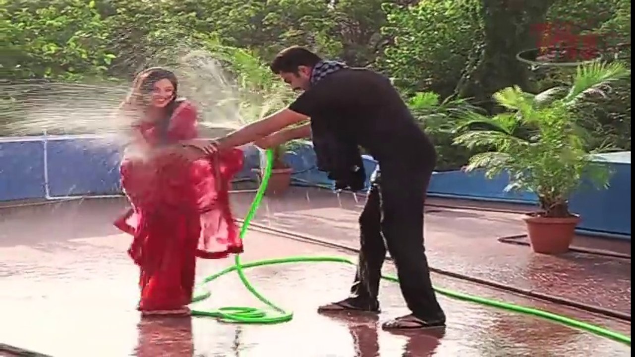 Astha ve Shlok birbirlerini hortumla ıslatıyor, çok romantikkkkkk