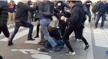 Un Pickpocket tente de voler un téléphone et se fait lyncher pendant la manifestation chinoise à Paris.