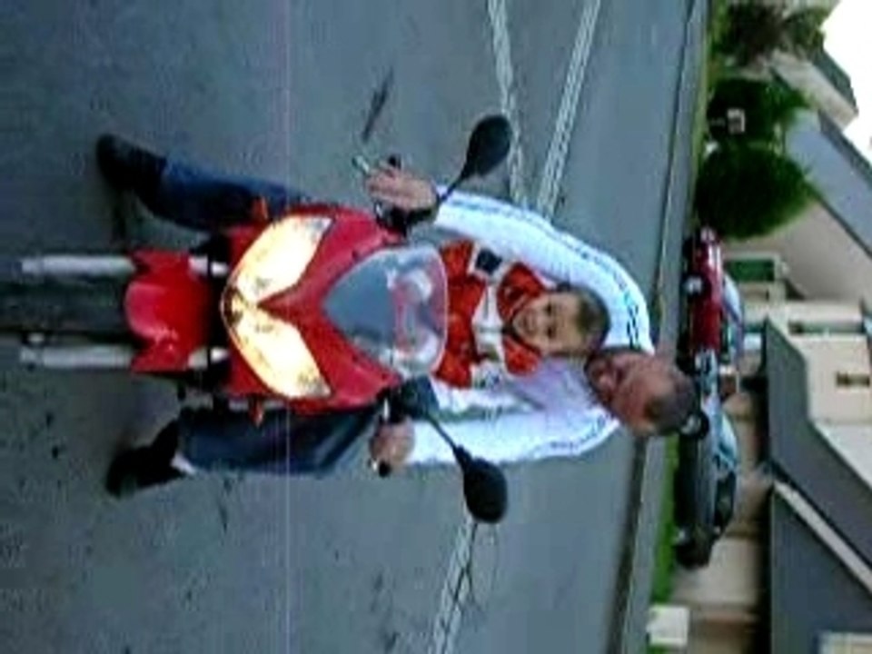 jojo en moto avec papa
