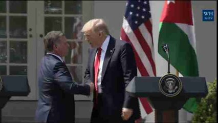 Trump sugiere una línea más dura ante Siria tras el ataque químico