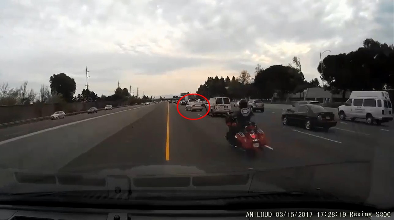 Un automobiliste inconscient déboîte sans regarder dans son rétroviseur.