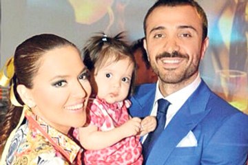 Demet Akalın ve Ailesi Uçakta Büyük Panik Yaşadı