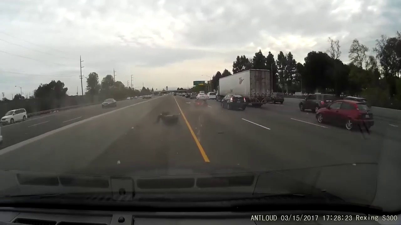 La prochaine fois il regardera dans le rétro en déboîtant... un chauffard percute un motard