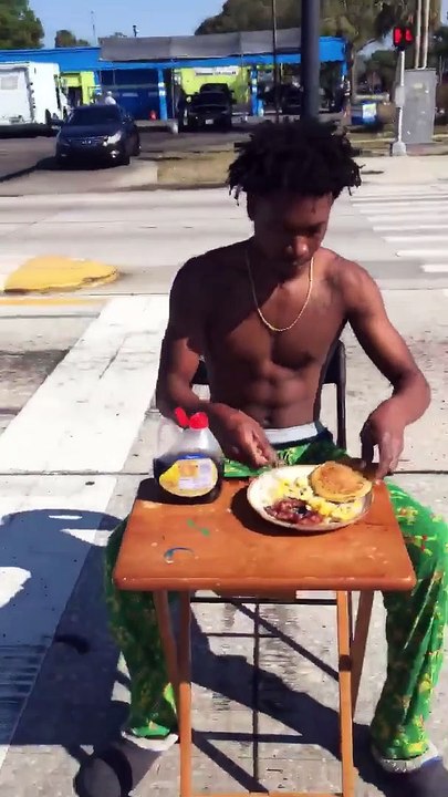 Ce gars a décidé de prendre son petit dej au milieu de la route