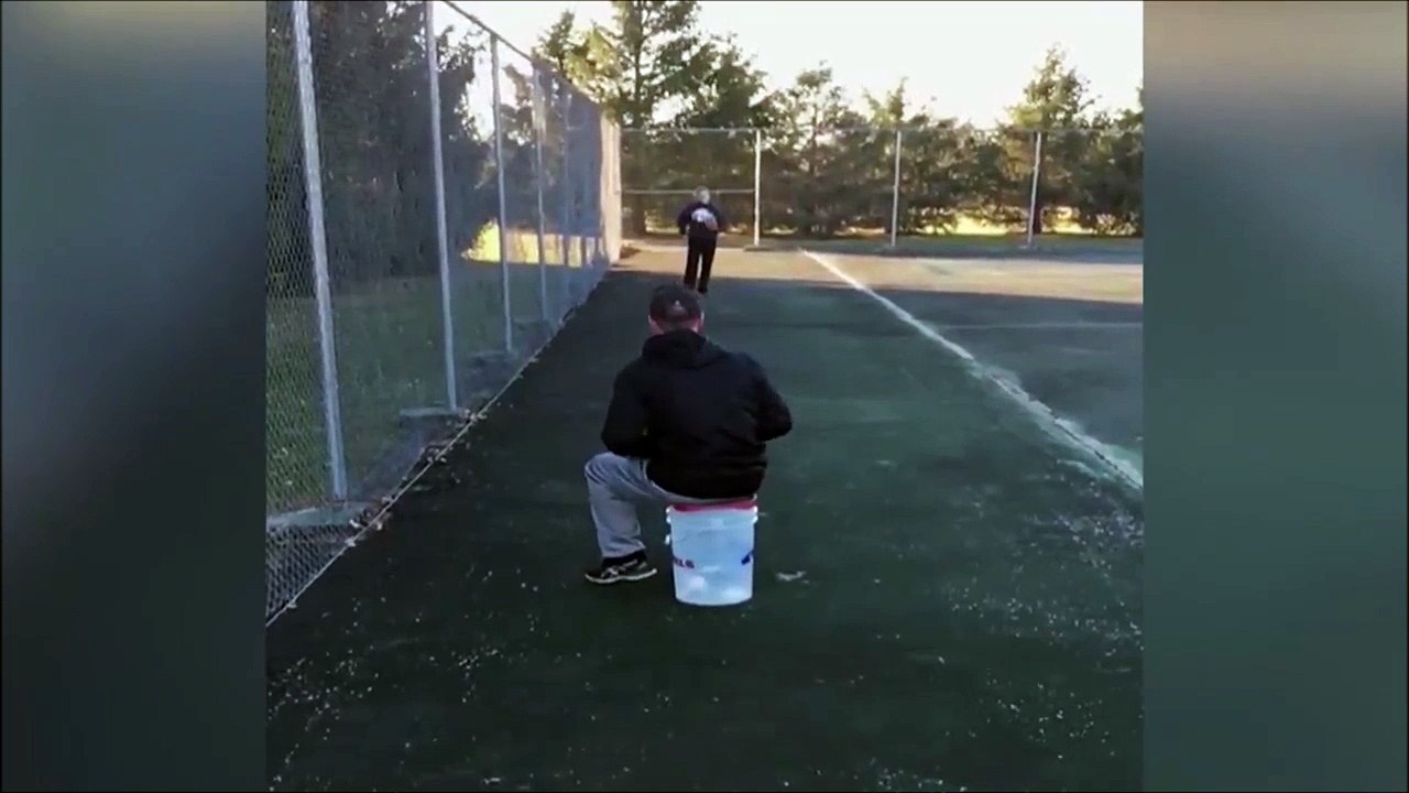 Hey toi! Reste pas assis comme ça... Bim, elle eclate tout en un lancer