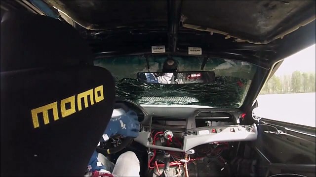 Quand ton capot se rabat sur le pare-brise en pleine course et que tu finis à l'aveugle...