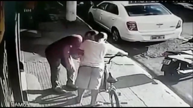 Ce vendeur chope un gamin qui le vole et lui met une grande claque