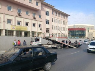 Otomobil Okul Duvarına Çarptı