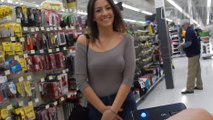 Une jeune femme porte une culotte vibrante dans un centre commercial