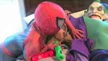 Spiderman vs Joker vs Frozen Elsa - Spiderman Puppet! - Pink Spidergirl, Poison Ivy - Fun Superhero-Ejfl