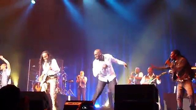 Omar Sy danse sur September avec Earth Wind and Fire en conc