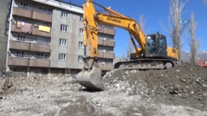 Yüksekova'da Hasarlı Binaların Yıkım Çalışmasına Başlandı