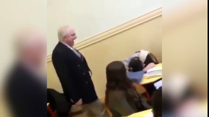 Si te duermes en clase tu profesor puede recurrir a esto: ¿Mordisco?