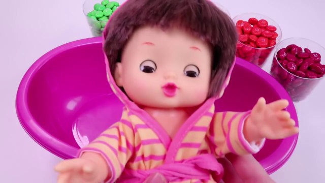 Learn Colors Crying Baby Doll Bath Time With M&Ms Chocolate Nursery Rhymes Finger Song-NT6G9hF5
