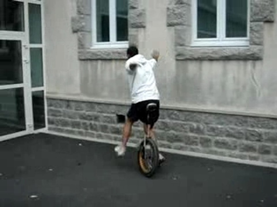 Ludo et pat en monocycle