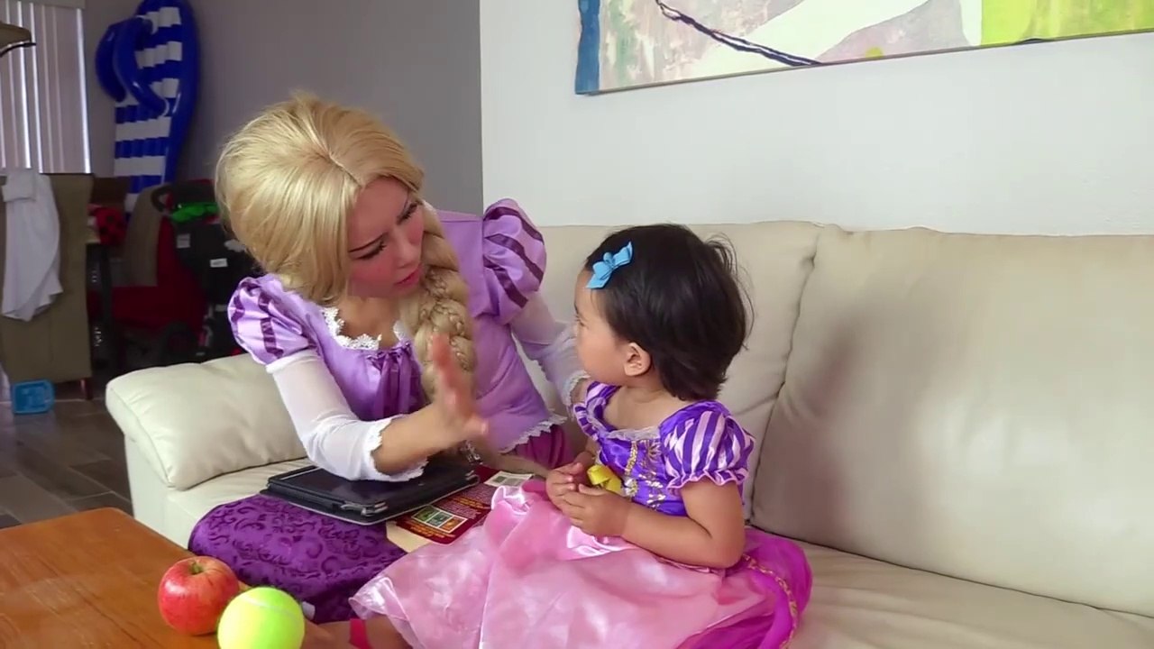 Rapunzel Baby Visits Eye doctor for new Glasses w_ Snow White, Princess Rapunzel, Doctor-TlIkdNv