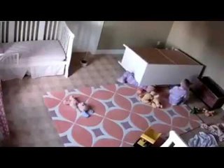 Un Enfant de 2ans Sauve Miraculeusement son Frère 