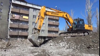 Yüksekova'da Hasarlı Binaların Yıkım Çalışmasına Başlandı