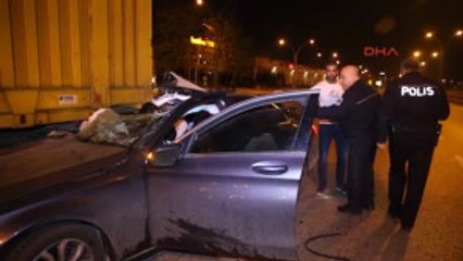 Kocaeli Otomobil Yolda Duran Tır'ın Altına Girdi 4 Yaralı