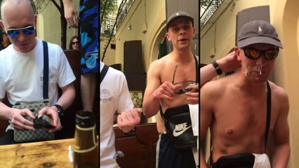 Il accepte de se faire cracher dessus pour de l'argent..