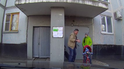 Un homme ivre aide une maman et son bébé..