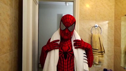 Download Video: Spiderman Bath Time with Frozen Elsa, Hulk, Joker & Pink Spidergirl - Superheroes Movie In Real Life-rk