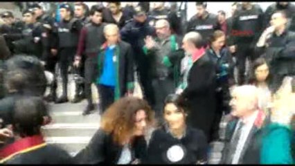 Adliye Içinde Eylem Yapan Gruba Polis Müdahalesi