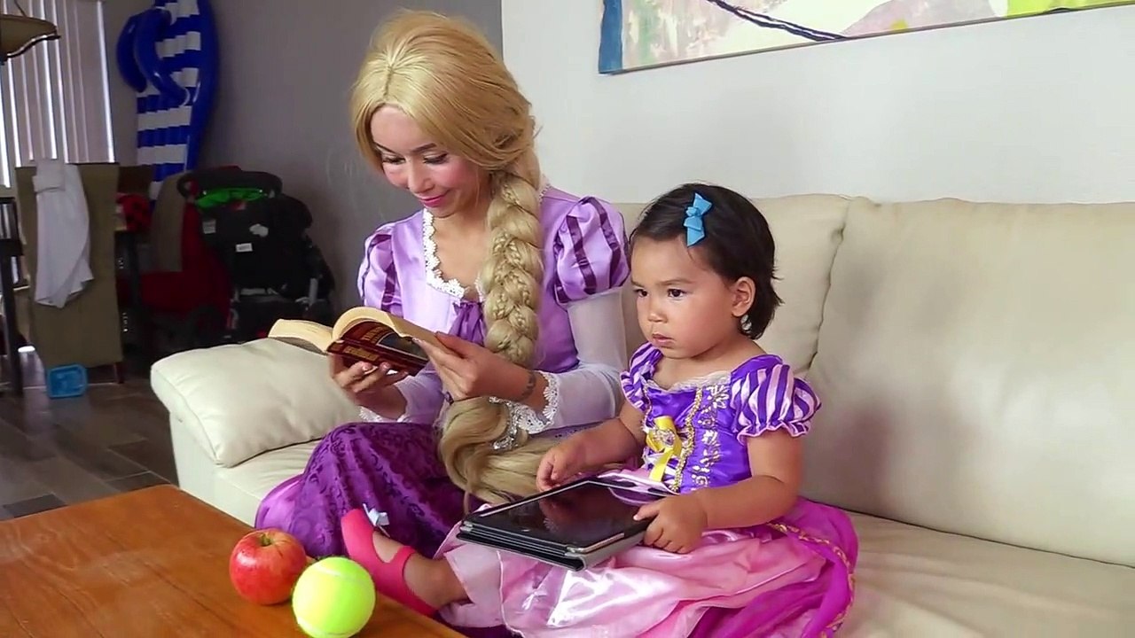Rapunzel Baby Visits Eye doctor for new Glasses w_ Snow White, Princess Rapunzel, Doctor-TlIkdN