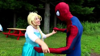 Frozen Elsa & Spiderman vs Genie! w_ Pink Spidergirl, Joker, Maleficent, Princess Anna & Giant Candy-Y0ZwN