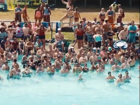 Serbest atlama mı dediniz? Havuza bir de böyle atlayın...