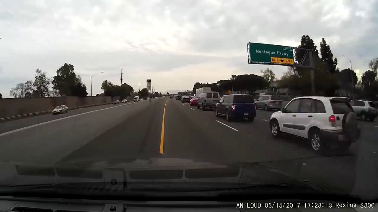 Un automobiliste double sans regarder dans son rétroviseur