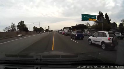 Un automobiliste double sans regarder dans son rétroviseur