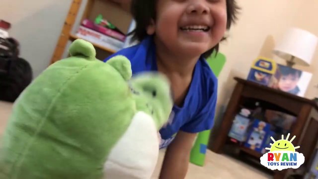 Hide and Seek Playing Chase with Gus The Gummy Gator! Kids playtime Rainbow Gummy Jello egg!-Xn