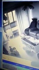 Une femme de ménage possédée filmée par une caméra de surveillance