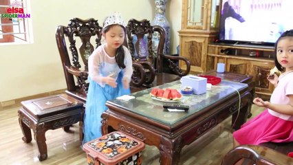 Frozen Elsa vs Spiderman  ELSA Supergirl Go to MARKET buy Clothes, Meat, Chicken, Egg! w_ Kids fun-jV