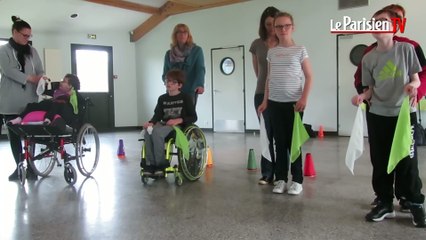 Скачать видео: Un stage de danse et d'expression corporelle pour les enfants handicapés