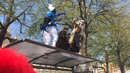 Carnaval étudiant : certains montent sur les abris de bus