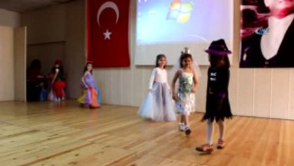 Çöpten Topladıkları Malzemelerle Defile Yaptılar