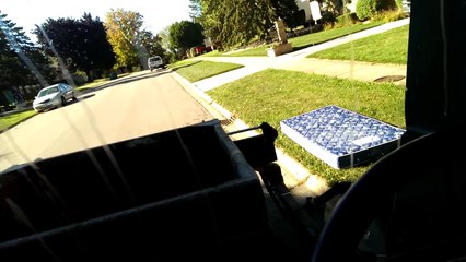 Cet éboueur est tellement fier... Matelas attrapé !!